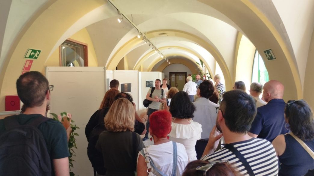 Grupo de personas escuchando las explicaciones en la exposición de Olmo Calvo
