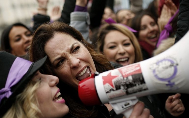 Mujeres gritan consignas en la manifestación del Día Internacional. © AP/Francisco Seco.