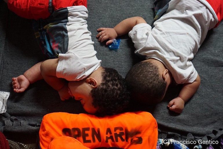 Dos bebés dormidos en el Open Arms