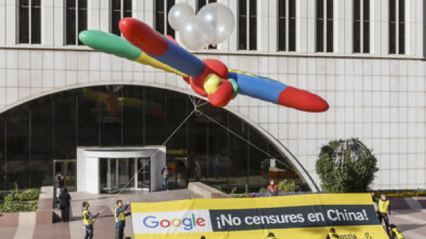 Acción frente a las oficinas de Google España