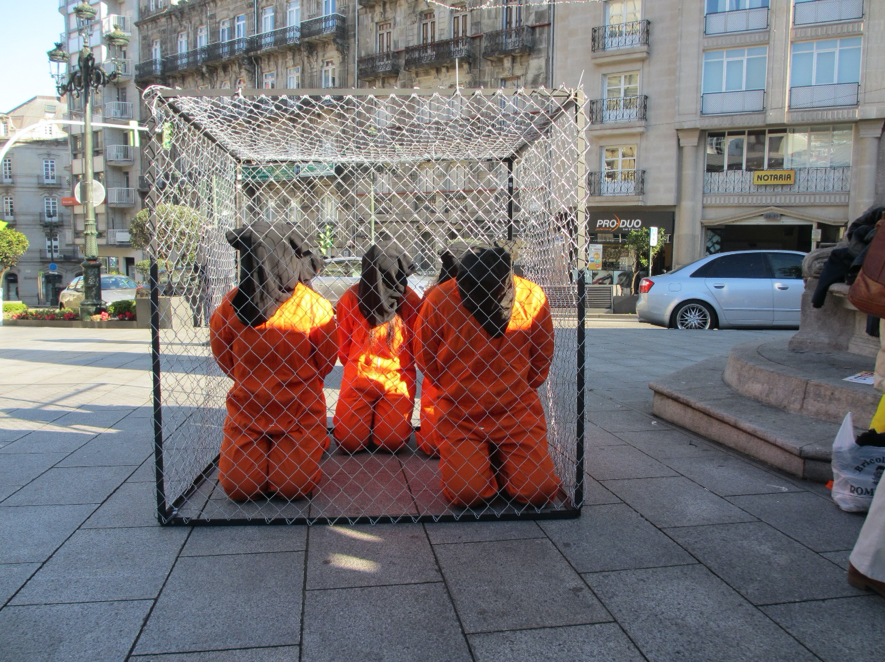 Performance en Vigo para esixir o peche de Guantánamo