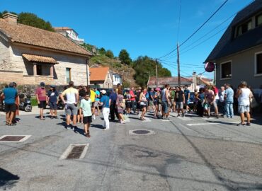 Protesta veciñal en Hío fronte ao impacto negativo da masificación turística do Morrazo.