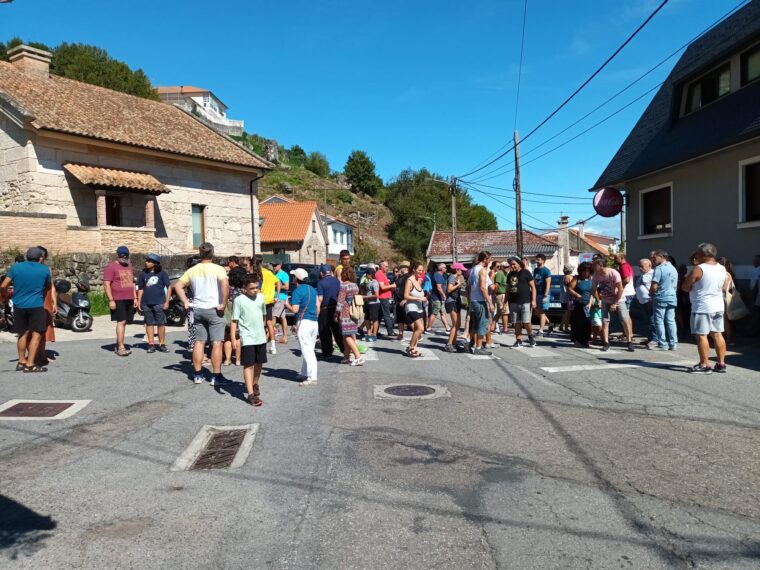 Protesta veciñal en Hío fronte ao impacto negativo da masificación turística do Morrazo.