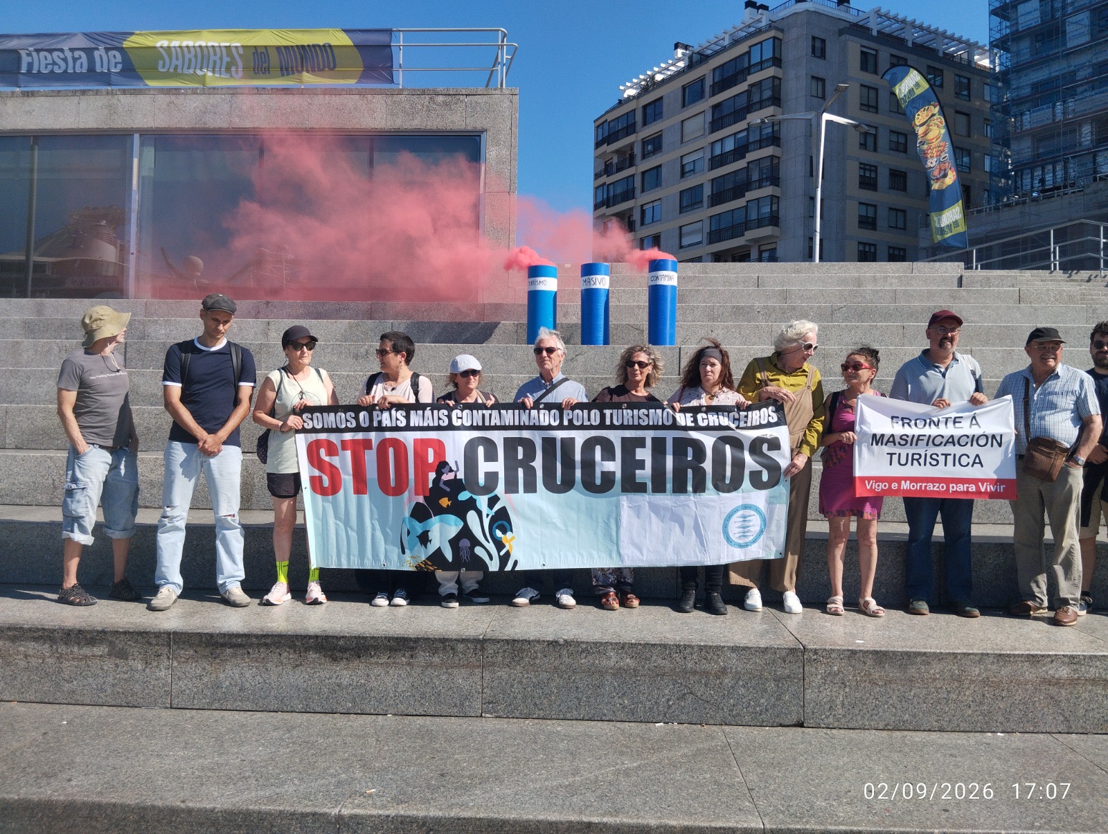 A Plataforma fronte á masificación turística Vigo – O Morrazo denuncia a contaminación carrexada polos 3 megacruceiros recalados ao tempo en Vigo