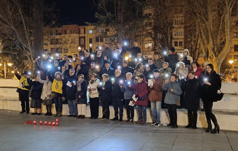 encendido de luces para visibilizar la situación de personas migrantes y refugiadas