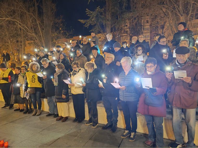 encendido de luces para visibilizar la situación de personas migrantes y refugiadas
