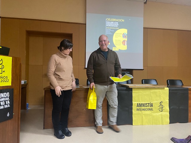 Marta León Femia, activista del grupo local de Amnistía Internacional en Cáceres, entregó el tercer premio, que recayó en el relato “La marca”, presentado con el seudónimo “Lorenzo Detri”, que corresponde a José Álamo Abril, de Mérida