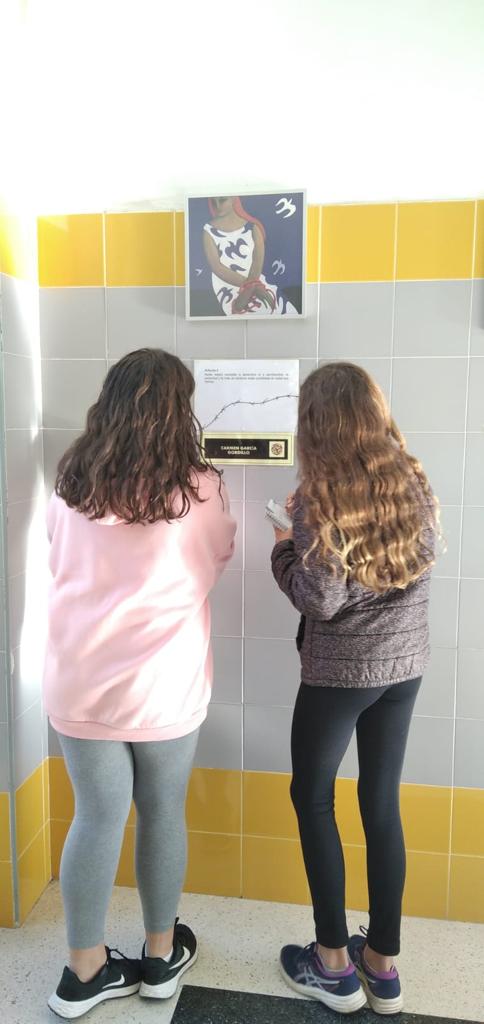 Dos alumnas viendo la exposición