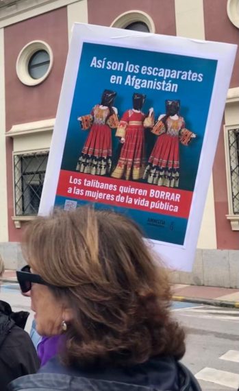 Pancarta de los maniquies con la cabeza cubierta, en Badajoz