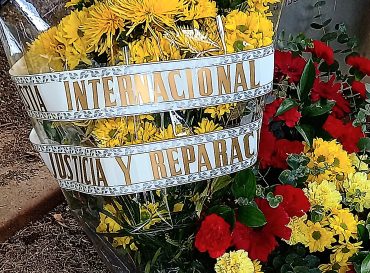 Ofrenda de flores. El ramo está envuelto en una cinta en la que puede leerse "Amnistía Internacional. Justicia y reparación".