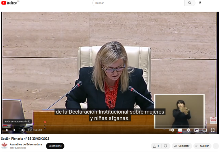 Momento de la última sesión de esta legislatura de la Asamblea de Extremadura en el que se procede a la lectura de la declaración institucional sobre las mujeres y niñas de Afagnistan