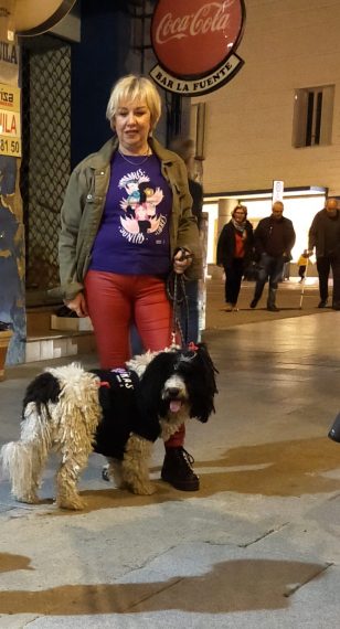 Una manifestante del 8 M y su perro en Don Benito