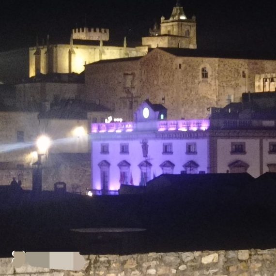El Ayuntamiento de Cáceres iluminado con luz violeta 