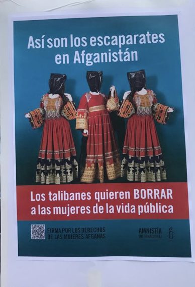 Pancarta con el lema "Los talibanes quieren BORRAR a las mujeres de la vida pública" y la imagen de tres maniquies con la cabeza tapada.