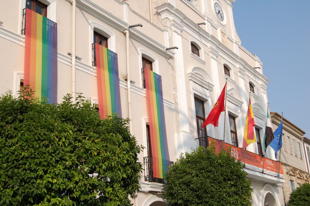 Fachada del Ayuntamiento de Mérida, con banderas arcoiris