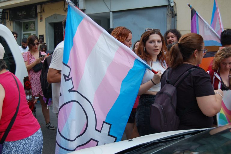 Imagen del inicio de la marcha. Destaca una chica con una bandera trans