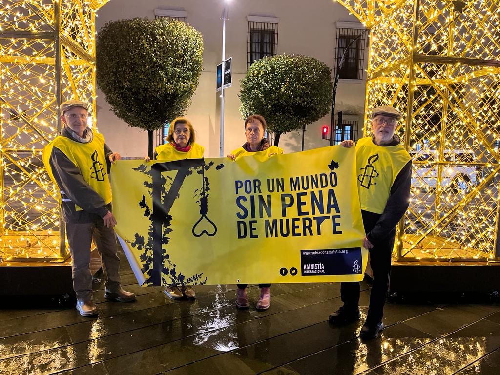 Activistas de AI Badajoz con el cartel POR UN MUNDO SIN PENA DE MUERTE