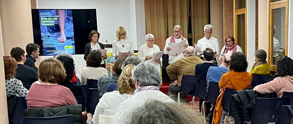 El club de lectura dramatizada de la Biblioteca Pública Municipal “Juan Pablo Forner” de Mérida en plena actuación.