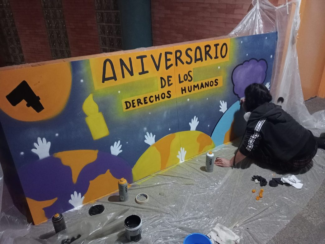Los artistas cacereños de “Bibrarte” elaboraron un mural sobre el 75 aniversario de la DUDH y Amnistía Internacional. 