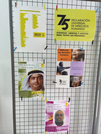 Panel con varios carteles, algunos de Amnistía Internacional, otros relativos a la Declaración Universal de los Derechos Humanos