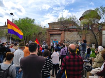 Una multitud reunida junto a la cárcel antigua de Cáceres. Se aprecian un par de banderas republicanas.