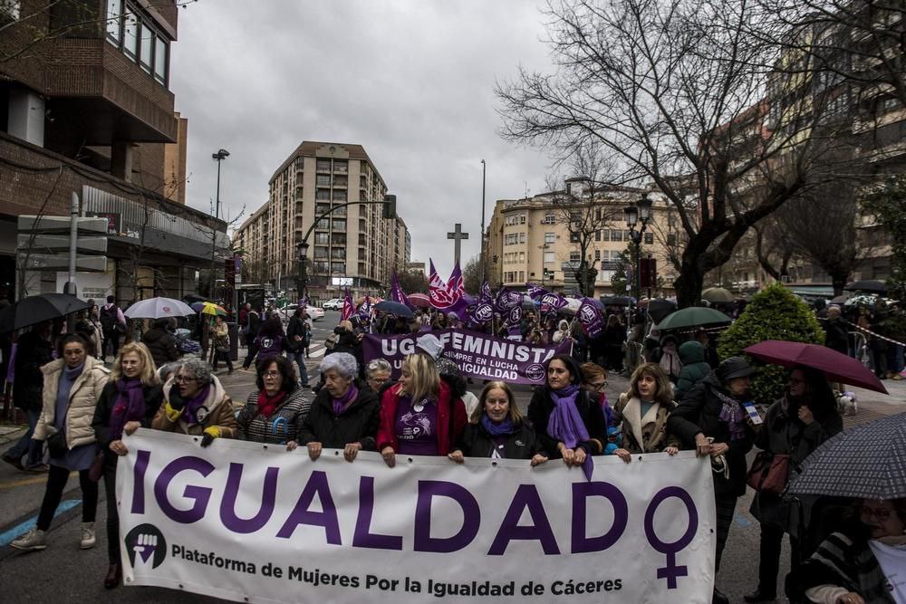 Cabecera de la marcha del 8 M convocada por la Plataforma de Mujeres por la Igualdad de Cáceres. Se ve un grupo de mjueres portando una pancarta con el lema IGUALDAD.