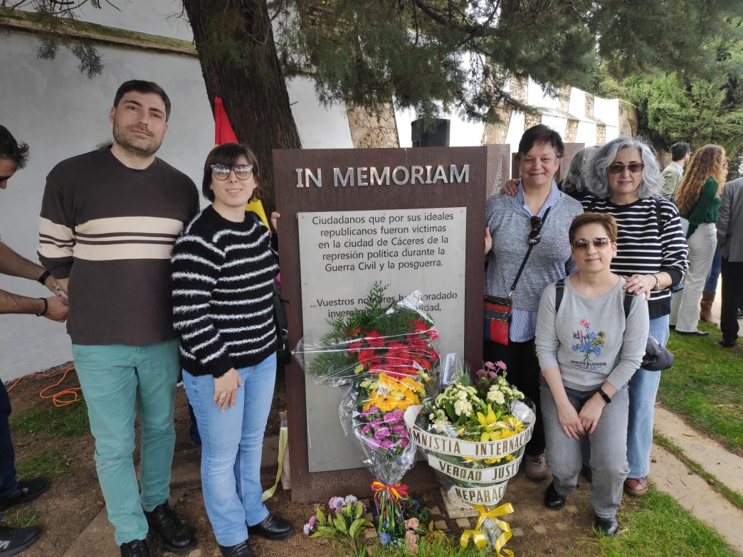 Grupo de activistas de AI Cáceres junto al monumento a las víctimas republicanas de Cáceres.