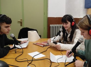 Dos alumnas y un alumno del IES Valle del Ambroz, de Hervás, realizando un programa de Radio Edu.