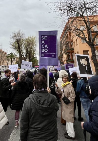 Activistas de AI Extremadura con pancartas.
