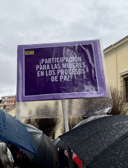 Pancarta con el texto ¡PARTICIPACIÓN DE LAS MUJERES EN LOS PROCESOS DE PAZ!