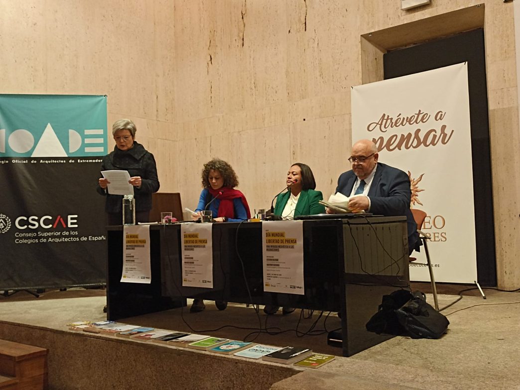La presidenta del Ateneo presentando a Silvia Arjona, Maryórit Guevar y Esteban Beltrán.