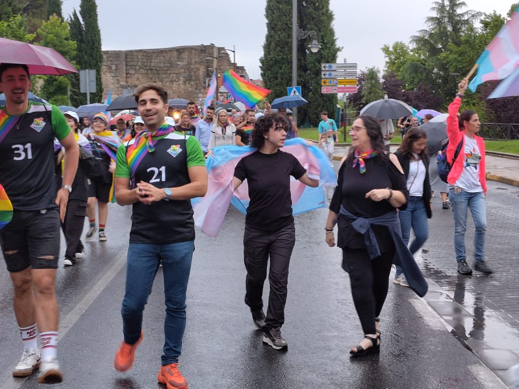 Participantes del Orgullo llegando al Paseo de Roma. Pueden verse varias banderas trans.