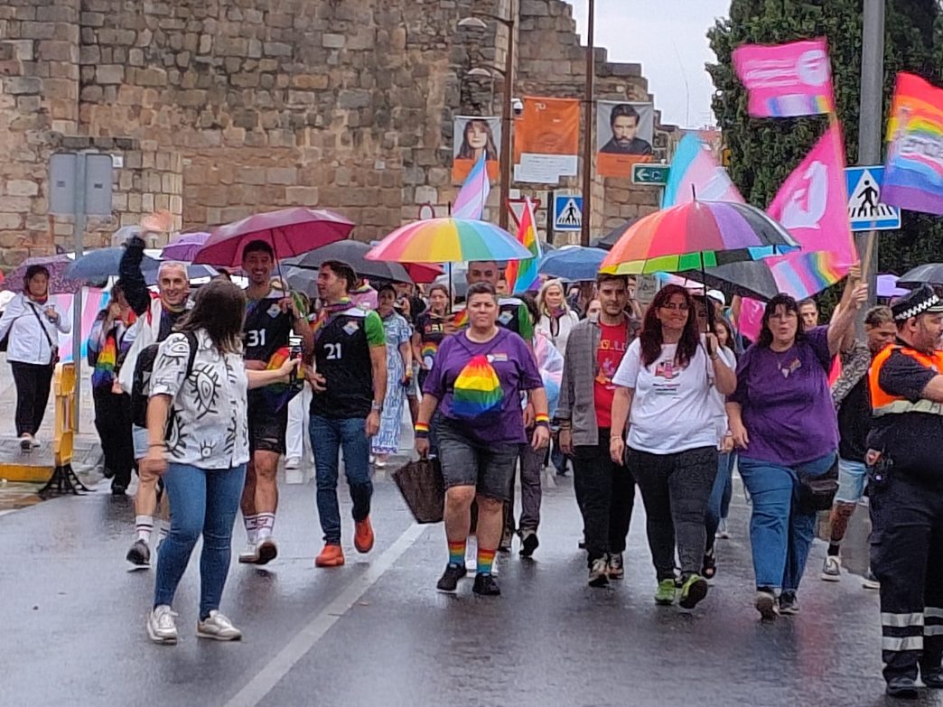 Participantes en el Orgullo de Mérida llegando al Paseo de Roma, tras haber atravesado el puente Romano bajo la lluvia.