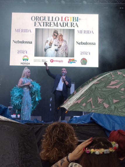 La pareja presentadora anunciando a Nebulossa