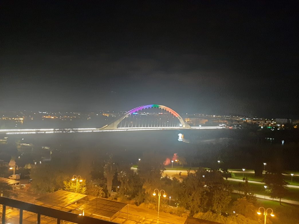 El puente Lusitania iluminado con los colores de la bandera arco iris