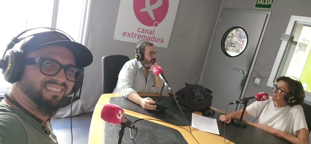 Yoelkis, José María Núñez y Carmen Macías en un estudio de radio de Canal Extremadura.