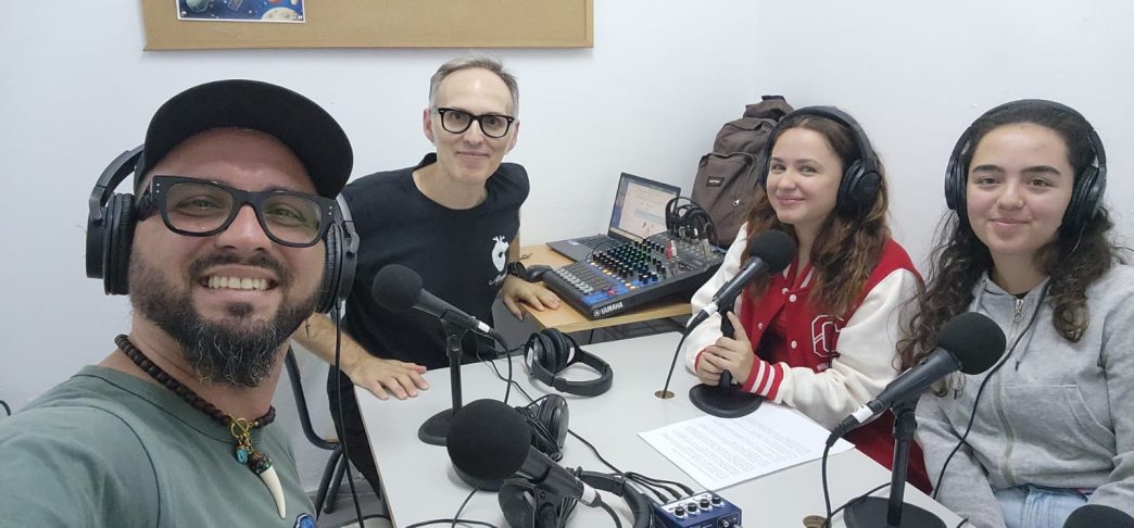 Yoelkis, un profesor y dos alumnas del IES San Fernando, en el estudio de RadioEdu del centro.