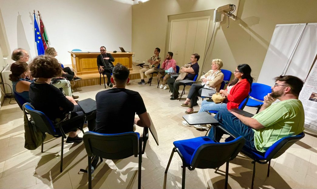 Yoelkis dando una charla en el centro cultural Las Claras.