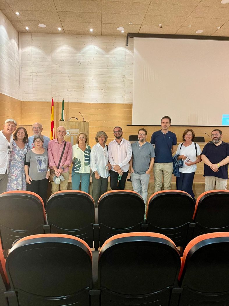 Yoelkis, acompañado por un grupo de activistas de Amnistía Internacional, en la Facultad de Documentación y Comunicación.