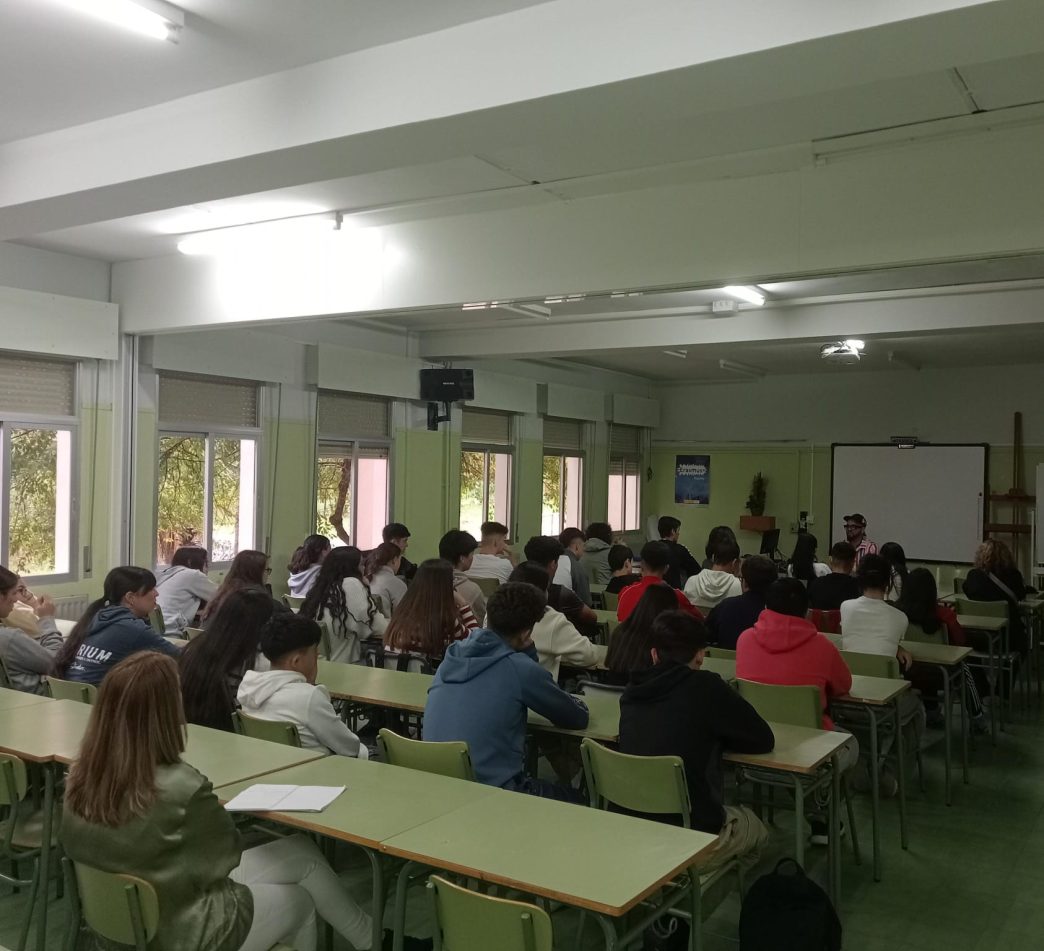 Yoelkis hablando al alumnado en un aula del IES Ágora.