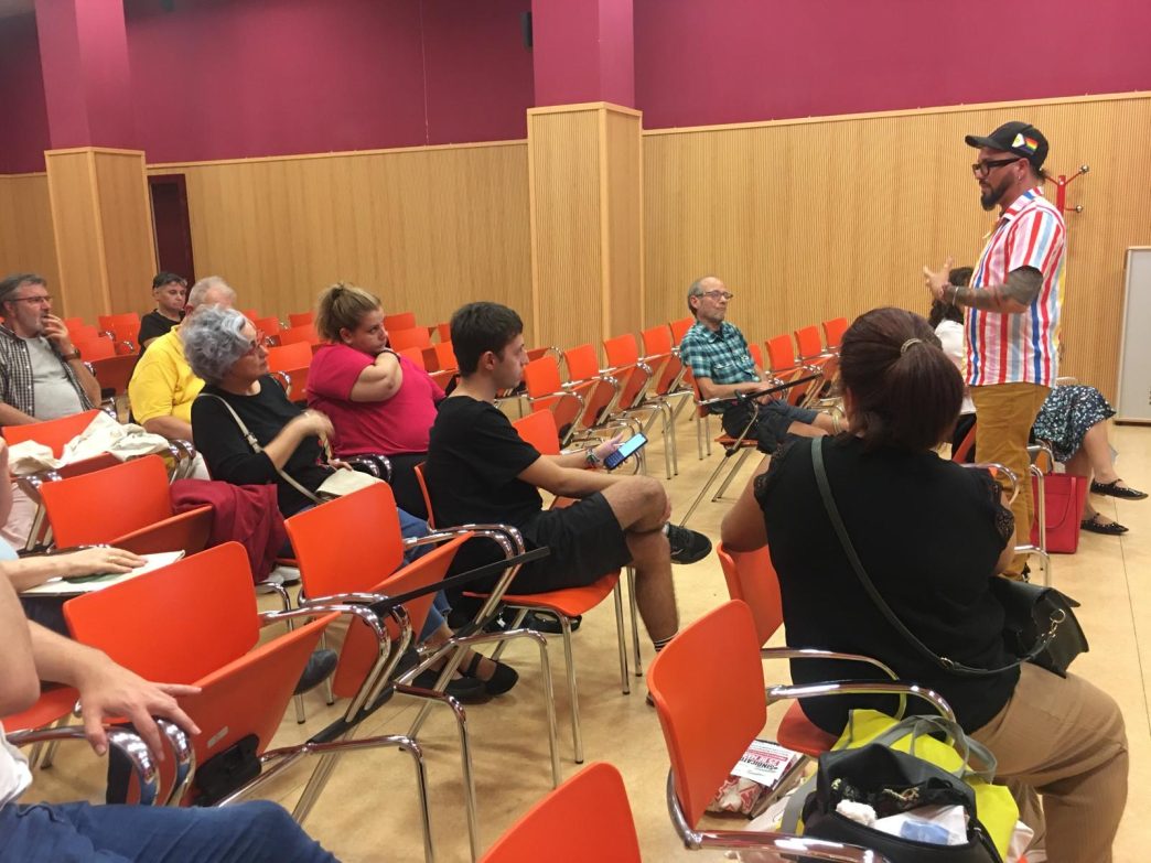 Yoelkis dando una charla en la Biblioteca Pública de Cáceres