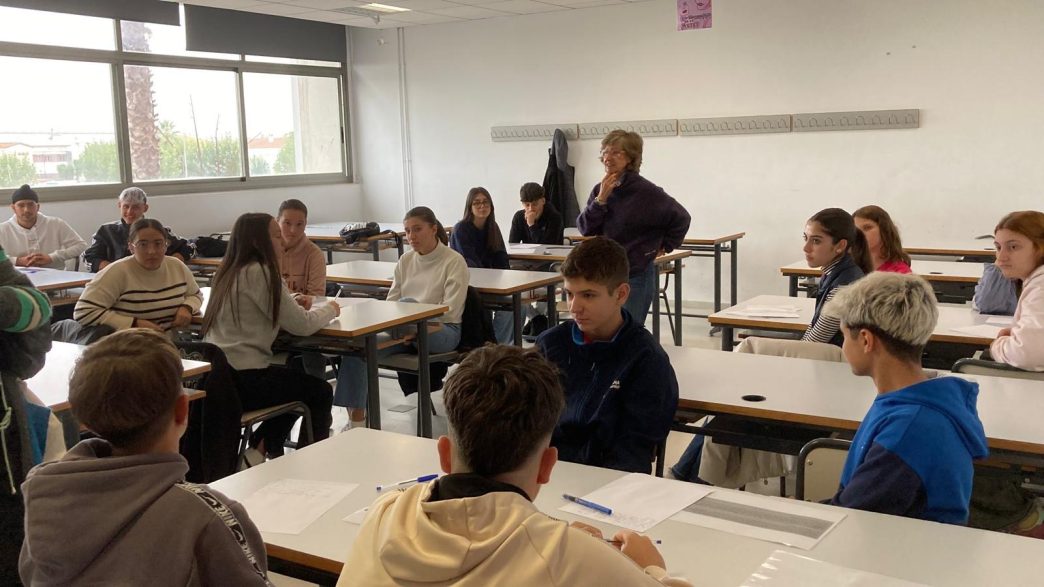 Nuestra compañera Remedios Tierno hablando al alumnado en un aula.