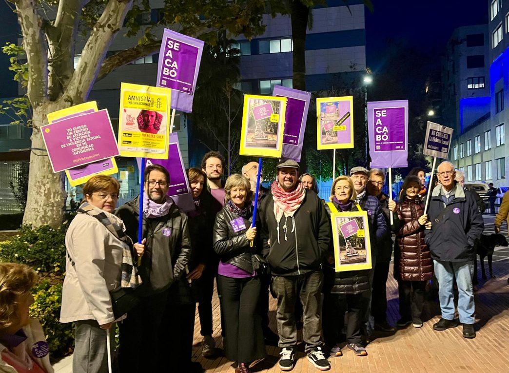 Activistas de AI portando pancartas feministas en Badajoz.