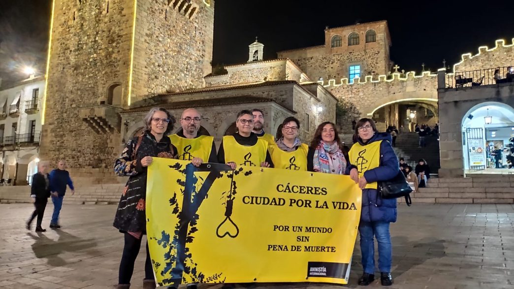 Activistas de Amnistía Internacional en la Plaza Mayor de Cáceres, portando una pancarta con el lema CÁCERES CIUDAD POR LA VIDA
POR UN MUNDO SIN PENA DE MUERTE.