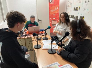 Dos alumnas, un alumno y un profesor del IES Bárbara de Braganza grabando un programa de radio.