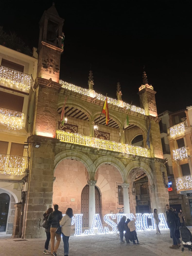 El Ayuntamiento de Plasencia iluminado de amarillo.