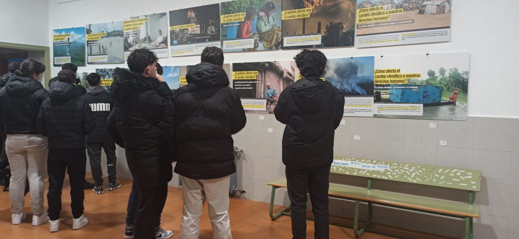 Alumnado del IES Valle de Ambroz visitando la exposición sobre el cambio climático. 