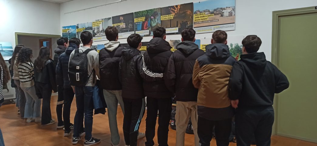 Un grupo de alumnos y alumnas viendo la exposición.