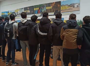 Alumnado del IES Valle de Ambroz visitando la exposición sobre el cambio climático.