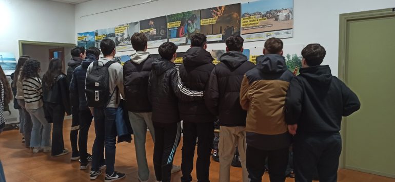 Alumnado del IES Valle de Ambroz visitando la exposición sobre el cambio climático.